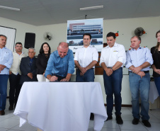 O município de Carambeí, nos Campos Gerais, recebeu nesta sexta-feira (29) a autorização do governador Carlos Massa Ratinho Junior para o início de duas obras bastante aguardadas pela população: a construção da sede própria da Prefeitura e a pavimentação da estrada que liga a PR-151 à localidade de Catanduvas. - Carambeí 29/03/2019 - Foto: Rodrigo Félix Leal/ANPr