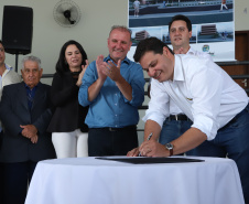 O município de Carambeí, nos Campos Gerais, recebeu nesta sexta-feira (29) a autorização do governador Carlos Massa Ratinho Junior para o início de duas obras bastante aguardadas pela população: a construção da sede própria da Prefeitura e a pavimentação da estrada que liga a PR-151 à localidade de Catanduvas. - Carambeí 29/03/2019 - Foto: Rodrigo Félix Leal/ANPr