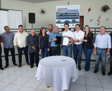 O município de Carambeí, nos Campos Gerais, recebeu nesta sexta-feira (29) a autorização do governador Carlos Massa Ratinho Junior para o início de duas obras bastante aguardadas pela população: a construção da sede própria da Prefeitura e a pavimentação da estrada que liga a PR-151 à localidade de Catanduvas. - Carambeí 29/03/2019 - Foto: Rodrigo Félix Leal/ANPr