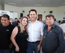 O município de Carambeí, nos Campos Gerais, recebeu nesta sexta-feira (29) a autorização do governador Carlos Massa Ratinho Junior para o início de duas obras bastante aguardadas pela população: a construção da sede própria da Prefeitura e a pavimentação da estrada que liga a PR-151 à localidade de Catanduvas. - Carambeí 29/03/2019 - Foto: Rodrigo Félix Leal/ANPr