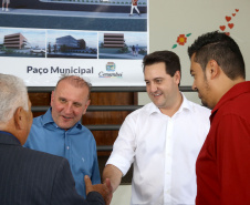 O município de Carambeí, nos Campos Gerais, recebeu nesta sexta-feira (29) a autorização do governador Carlos Massa Ratinho Junior para o início de duas obras bastante aguardadas pela população: a construção da sede própria da Prefeitura e a pavimentação da estrada que liga a PR-151 à localidade de Catanduvas. - Carambeí 29/03/2019 - Foto: Jaelson Lucas/ANPr