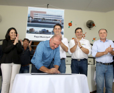 O município de Carambeí, nos Campos Gerais, recebeu nesta sexta-feira (29) a autorização do governador Carlos Massa Ratinho Junior para o início de duas obras bastante aguardadas pela população: a construção da sede própria da Prefeitura e a pavimentação da estrada que liga a PR-151 à localidade de Catanduvas. - Carambeí 29/03/2019 - Foto: Jaelson Lucas/ANPr