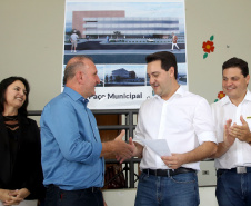 O município de Carambeí, nos Campos Gerais, recebeu nesta sexta-feira (29) a autorização do governador Carlos Massa Ratinho Junior para o início de duas obras bastante aguardadas pela população: a construção da sede própria da Prefeitura e a pavimentação da estrada que liga a PR-151 à localidade de Catanduvas. - Carambeí 29/03/2019 - Foto: Jaelson Lucas/ANPr