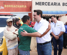 Cerca de oito mil pessoas serão beneficiadas pela obra de pavimentação da Estrada do Socavão, principal distrito de Castro, nos Campos Gerais. Nesta sexta-feira (29), o governador Carlos Massa Ratinho Junior esteve no município e assinou a ordem de serviço para pavimentar um trecho de nove quilômetros da estrada que liga o distrito de Socavão até a região do Pinheirão, em direção à PR-090.  -  Castro, 29/03/2019  -  Foto: Rodrigo Félix Leal/ANPr