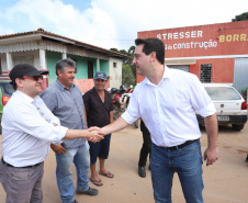 Cerca de oito mil pessoas serão beneficiadas pela obra de pavimentação da Estrada do Socavão, principal distrito de Castro, nos Campos Gerais. Nesta sexta-feira (29), o governador Carlos Massa Ratinho Junior esteve no município e assinou a ordem de serviço para pavimentar um trecho de nove quilômetros da estrada que liga o distrito de Socavão até a região do Pinheirão, em direção à PR-090.  -  Castro, 29/03/2019  -  Foto: Rodrigo Félix Leal/ANPr