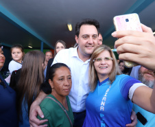 Cerca de oito mil pessoas serão beneficiadas pela obra de pavimentação da Estrada do Socavão, principal distrito de Castro, nos Campos Gerais. Nesta sexta-feira (29), o governador Carlos Massa Ratinho Junior esteve no município e assinou a ordem de serviço para pavimentar um trecho de nove quilômetros da estrada que liga o distrito de Socavão até a região do Pinheirão, em direção à PR-090.  -  Castro, 29/03/2019  -  Foto: Rodrigo Félix Leal/ANPr