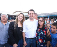 Cerca de oito mil pessoas serão beneficiadas pela obra de pavimentação da Estrada do Socavão, principal distrito de Castro, nos Campos Gerais. Nesta sexta-feira (29), o governador Carlos Massa Ratinho Junior esteve no município e assinou a ordem de serviço para pavimentar um trecho de nove quilômetros da estrada que liga o distrito de Socavão até a região do Pinheirão, em direção à PR-090.  -  Castro, 29/03/2019  -  Foto: Rodrigo Félix Leal/ANPr