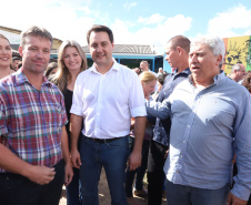 Cerca de oito mil pessoas serão beneficiadas pela obra de pavimentação da Estrada do Socavão, principal distrito de Castro, nos Campos Gerais. Nesta sexta-feira (29), o governador Carlos Massa Ratinho Junior esteve no município e assinou a ordem de serviço para pavimentar um trecho de nove quilômetros da estrada que liga o distrito de Socavão até a região do Pinheirão, em direção à PR-090.  -  Castro, 29/03/2019  -  Foto: Rodrigo Félix Leal/ANPr