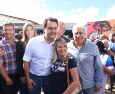 Cerca de oito mil pessoas serão beneficiadas pela obra de pavimentação da Estrada do Socavão, principal distrito de Castro, nos Campos Gerais. Nesta sexta-feira (29), o governador Carlos Massa Ratinho Junior esteve no município e assinou a ordem de serviço para pavimentar um trecho de nove quilômetros da estrada que liga o distrito de Socavão até a região do Pinheirão, em direção à PR-090.  -  Castro, 29/03/2019  -  Foto: Rodrigo Félix Leal/ANPr