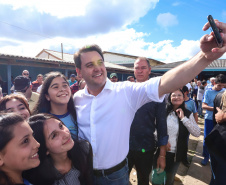 Cerca de oito mil pessoas serão beneficiadas pela obra de pavimentação da Estrada do Socavão, principal distrito de Castro, nos Campos Gerais. Nesta sexta-feira (29), o governador Carlos Massa Ratinho Junior esteve no município e assinou a ordem de serviço para pavimentar um trecho de nove quilômetros da estrada que liga o distrito de Socavão até a região do Pinheirão, em direção à PR-090.  -  Castro, 29/03/2019  -  Foto: Rodrigo Félix Leal/ANPr