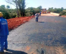 O Departamento de Estradas de Rodagem do Paraná (DER-PR) vai liberar na manhã deste sábado (30) o tráfego sobre a ponte do Rio da Anta, na PR-082. O trecho liga o município de Douradina à Santa Felicidade, distrito de Tapira, no Noroeste do Estado. O local estava totalmente interditado desde 7 de janeiro, quando parte do pavimento da cabeceira da ponte cedeu na altura do km 568 devido às chuvas.  -  Curitiba, 29/03/2019  -  Foto: Divulgação DER