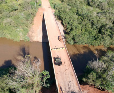 O Departamento de Estradas de Rodagem do Paraná (DER-PR) vai liberar na manhã deste sábado (30) o tráfego sobre a ponte do Rio da Anta, na PR-082. O trecho liga o município de Douradina à Santa Felicidade, distrito de Tapira, no Noroeste do Estado. O local estava totalmente interditado desde 7 de janeiro, quando parte do pavimento da cabeceira da ponte cedeu na altura do km 568 devido às chuvas.  -  Curitiba, 29/03/2019  -  Foto: Divulgação DER