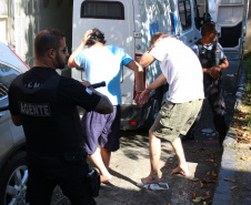 Cinquenta e cinco detentos que estavam na carceragem da cadeia pública de Rio Branco do Sul foram transferidos nesta segunda-feira (01) para a Casa de Custódia de Piraquara