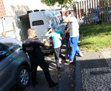 Cinquenta e cinco detentos que estavam na carceragem da cadeia pública de Rio Branco do Sul foram transferidos nesta segunda-feira (01) para a Casa de Custódia de Piraquara