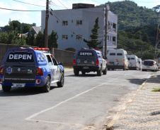 Cinquenta e cinco detentos que estavam na carceragem da cadeia pública de Rio Branco do Sul foram transferidos nesta segunda-feira (01) para a Casa de Custódia de Piraquara