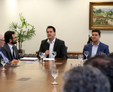 O governador Carlos Massa Ratinho Junior anunciou a redução nas taxas de juros das operações de crédito da Fomento Paraná, instituição financeira estadual que oferece crédito a empreendedores. - Curitiba, 03/04/2019  -  Foto: Gilson Abreu/ANPr