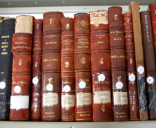 Biblioteca Pública do Paraná. Restauro de livros antigos. Foto: Jaelson Lucas/ANPr