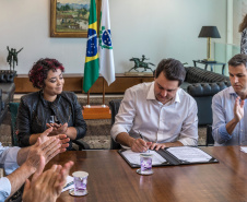 O Governador Carlos Massa Ratinho Junior e o Presidente da Comec, Gilson Santos, assinam a prorrogação da isenção do Transporte para de Pessoas com Deficiência(PCD). Curitiba, 09/04/2019
Foto: Maurilio Cheli