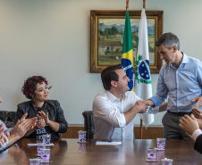 O Governador Carlos Massa Ratinho Junior e o Presidente da Comec, Gilson Santos, assinam a prorrogação da isenção do Transporte para de Pessoas com Deficiência(PCD). Curitiba, 09/04/2019
Foto: Maurilio Cheli