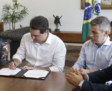 O governador Carlos Massa Ratinho Jr assinou no Palácio Iguaçu, decreto prorrogando a isenção do transporte para PCD (Pessoa Com Deficiência). Presentes na solenidade: prefeito de Curitiba, Rafael Greca de Macedo; secretário de Desenvolvimento Urbano, João Carlos Ortega; diretor presidente da Comec, Gilson dos Santos, entre outros.Curitiba, 09-04-19.Foto: Arnaldo Alves / ANPr.