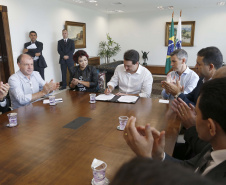 O governador Carlos Massa Ratinho Jr assinou no Palácio Iguaçu, decreto prorrogando a isenção do transporte para PCD (Pessoa Com Deficiência). Presentes na solenidade: prefeito de Curitiba, Rafael Greca de Macedo; secretário de Desenvolvimento Urbano, João Carlos Ortega; diretor presidente da Comec, Gilson dos Santos, entre outros.Curitiba, 09-04-19.Foto: Arnaldo Alves / ANPr.