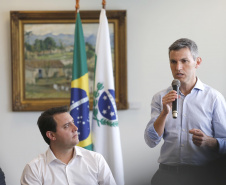 O governador Carlos Massa Ratinho Jr assinou no Palácio Iguaçu, decreto prorrogando a isenção do transporte para PCD (Pessoa Com Deficiência). Presentes na solenidade: prefeito de Curitiba, Rafael Greca de Macedo; secretário de Desenvolvimento Urbano, João Carlos Ortega; diretor presidente da Comec, Gilson dos Santos, entre outros.Curitiba, 09-04-19.Foto: Arnaldo Alves / ANPr.