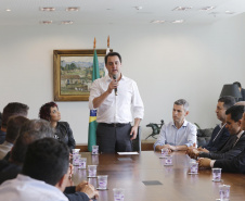 O governador Carlos Massa Ratinho Jr assinou no Palácio Iguaçu, decreto prorrogando a isenção do transporte para PCD (Pessoa Com Deficiência). Presentes na solenidade: prefeito de Curitiba, Rafael Greca de Macedo; secretário de Desenvolvimento Urbano, João Carlos Ortega; diretor presidente da Comec, Gilson dos Santos, entre outros.Curitiba, 09-04-19.Foto: Arnaldo Alves / ANPr.