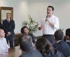 O governador Carlos Massa Ratinho Jr assinou no Palácio Iguaçu, decreto prorrogando a isenção do transporte para PCD (Pessoa Com Deficiência). Presentes na solenidade: prefeito de Curitiba, Rafael Greca de Macedo; secretário de Desenvolvimento Urbano, João Carlos Ortega; diretor presidente da Comec, Gilson dos Santos, entre outros.Curitiba, 09-04-19.Foto: Arnaldo Alves / ANPr.