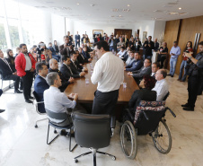 O governador Carlos Massa Ratinho Jr assinou no Palácio Iguaçu, decreto prorrogando a isenção do transporte para PCD (Pessoa Com Deficiência). Presentes na solenidade: prefeito de Curitiba, Rafael Greca de Macedo; secretário de Desenvolvimento Urbano, João Carlos Ortega; diretor presidente da Comec, Gilson dos Santos, entre outros.Curitiba, 09-04-19.Foto: Arnaldo Alves / ANPr.