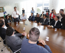 O governador Carlos Massa Ratinho Jr assinou no Palácio Iguaçu, decreto prorrogando a isenção do transporte para PCD (Pessoa Com Deficiência). Presentes na solenidade: prefeito de Curitiba, Rafael Greca de Macedo; secretário de Desenvolvimento Urbano, João Carlos Ortega; diretor presidente da Comec, Gilson dos Santos, entre outros.Curitiba, 09-04-19.Foto: Arnaldo Alves / ANPr.