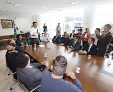 O governador Carlos Massa Ratinho Jr assinou no Palácio Iguaçu, decreto prorrogando a isenção do transporte para PCD (Pessoa Com Deficiência). Presentes na solenidade: prefeito de Curitiba, Rafael Greca de Macedo; secretário de Desenvolvimento Urbano, João Carlos Ortega; diretor presidente da Comec, Gilson dos Santos, entre outros.Curitiba, 09-04-19.Foto: Arnaldo Alves / ANPr.