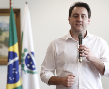 O governador Carlos Massa Ratinho Jr assinou no Palácio Iguaçu, decreto prorrogando a isenção do transporte para PCD (Pessoa Com Deficiência). Presentes na solenidade: prefeito de Curitiba, Rafael Greca de Macedo; secretário de Desenvolvimento Urbano, João Carlos Ortega; diretor presidente da Comec, Gilson dos Santos, entre outros.Curitiba, 09-04-19.Foto: Arnaldo Alves / ANPr.