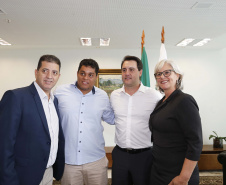 O governador Carlos Massa Ratinho Jr assinou no Palácio Iguaçu, decreto prorrogando a isenção do transporte para PCD (Pessoa Com Deficiência). Presentes na solenidade: prefeito de Curitiba, Rafael Greca de Macedo; secretário de Desenvolvimento Urbano, João Carlos Ortega; diretor presidente da Comec, Gilson dos Santos, entre outros.Curitiba, 09-04-19.Foto: Arnaldo Alves / ANPr.