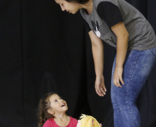 Alunos do Colégio Estadual Barão de Antonina, em Rio Negro, apresentam a peça de teatro "Conscientização do Uso da Cadeirinha" em automóveis. Rio Negro, 13-03-19.Foto: Arnaldo Alves / ANPr.