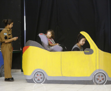 Alunos do Colégio Estadual Barão de Antonina, em Rio Negro, apresentam a peça de teatro "Conscientização do Uso da Cadeirinha" em automóveis. Rio Negro, 13-03-19.Foto: Arnaldo Alves / ANPr.