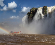 Destino turístico do Paraná mais visitado por estrangeiros, Foz do Iguaçu, tem nas Cataratas do Iguaçu seu principal atrativo – 275 quedas d’água que se estendem por quase cinco quilômetros do Rio Iguaçu.  Foto: José Fernando Ogura/ANPr