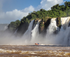 Destino turístico do Paraná mais visitado por estrangeiros, Foz do Iguaçu, tem nas Cataratas do Iguaçu seu principal atrativo – 275 quedas d’água que se estendem por quase cinco quilômetros do Rio Iguaçu. Foto: José Fernando Ogura/ANPr