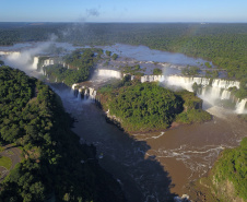 Destino turístico do Paraná mais visitado por estrangeiros, Foz do Iguaçu, tem nas Cataratas do Iguaçu seu principal atrativo – 275 quedas d’água que se estendem por quase cinco quilômetros do Rio Iguaçu. Foto: José Fernando Ogura/ANPr