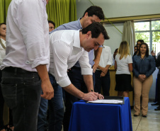 O governador Carlos Massa Ratinho Junior  assina ordem de serviço para construção de Escola em Mauá da Serra nesta quarta-feira (10).  Mauá da Serra, 10/04/2019 -  Foto: Geraldo Bubniak/ANPr