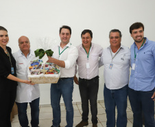  Também em Mauá da Serra, Ratinho Junior visitou as instalações da SL Alimentos, uma das maiores produtoras de aveia da América Latina. No local, ele reforçou o compromisso do Estado com o setor produtivo. “Estamos construindo aqui no Paraná um ambiente para que as indústrias possam crescer e gerar cada vez mais empregos”, disse. Foto: Rodrigo Felix Leal/ANPr