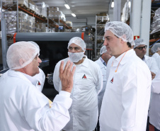  Também em Mauá da Serra, Ratinho Junior visitou as instalações da SL Alimentos, uma das maiores produtoras de aveia da América Latina. No local, ele reforçou o compromisso do Estado com o setor produtivo. “Estamos construindo aqui no Paraná um ambiente para que as indústrias possam crescer e gerar cada vez mais empregos”, disse. Foto: Rodrigo Felix Leal/ANPr