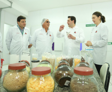  Também em Mauá da Serra, Ratinho Junior visitou as instalações da SL Alimentos, uma das maiores produtoras de aveia da América Latina. No local, ele reforçou o compromisso do Estado com o setor produtivo. “Estamos construindo aqui no Paraná um ambiente para que as indústrias possam crescer e gerar cada vez mais empregos”, disse. Foto: Rodrigo Felix Leal/ANPr