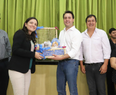 O município de Mauá da Serra, no Vale do Ivaí, ganhará uma nova escola estadual. O governador Carlos Massa Ratinho Junior esteve no município nesta quarta-feira (10) para assinar a ordem de serviço para a construção do Colégio Estadual Vilson Miranda, que terá capacidade para 840 estudantes. O investimento é de R$ 5 milhões.  -  Mauá da Serra, 10/04/2019  -  Foto: Rodrigo Félix Leal/ANPr