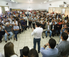 O município de Mauá da Serra, no Vale do Ivaí, ganhará uma nova escola estadual. O governador Carlos Massa Ratinho Junior esteve no município nesta quarta-feira (10) para assinar a ordem de serviço para a construção do Colégio Estadual Vilson Miranda, que terá capacidade para 840 estudantes. O investimento é de R$ 5 milhões.  -  Mauá da Serra, 10/04/2019  -  Foto: Rodrigo Félix Leal/ANPr