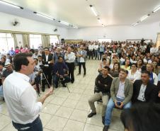 O município de Mauá da Serra, no Vale do Ivaí, ganhará uma nova escola estadual. O governador Carlos Massa Ratinho Junior esteve no município nesta quarta-feira (10) para assinar a ordem de serviço para a construção do Colégio Estadual Vilson Miranda, que terá capacidade para 840 estudantes. O investimento é de R$ 5 milhões.  -  Mauá da Serra, 10/04/2019  -  Foto: Rodrigo Félix Leal/ANPr