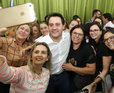 O município de Mauá da Serra, no Vale do Ivaí, ganhará uma nova escola estadual. O governador Carlos Massa Ratinho Junior esteve no município nesta quarta-feira (10) para assinar a ordem de serviço para a construção do Colégio Estadual Vilson Miranda, que terá capacidade para 840 estudantes. O investimento é de R$ 5 milhões.  -  Mauá da Serra, 10/04/2019  -  Foto: Rodrigo Félix Leal/ANPr