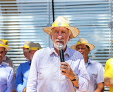 O vice governador Darci Piana faz a  entrega de tratores para agricultores familiares. Os equipamentos são do programa Trator Solidário, na Expolondrina nesta quinta-feira (11).  Londrina, 11/04/2019 -  Foto: Geraldo Bubniak/ANPr