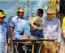 O vice governador Darci Piana faz a  entrega de tratores para agricultores familiares. Os equipamentos são do programa Trator Solidário, na Expolondrina nesta quinta-feira (11).  Londrina, 11/04/2019 -  Foto: Geraldo Bubniak/ANPr