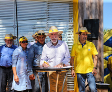 O vice governador Darci Piana faz a  entrega de tratores para agricultores familiares. Os equipamentos são do programa Trator Solidário, na Expolondrina nesta quinta-feira (11).  Londrina, 11/04/2019 -  Foto: Geraldo Bubniak/ANPr