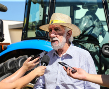 O vice governador Darci Piana faz a  entrega de tratores para agricultores familiares. Os equipamentos são do programa Trator Solidário, na Expolondrina nesta quinta-feira (11).  Londrina, 11/04/2019 -  Foto: Geraldo Bubniak/ANPr